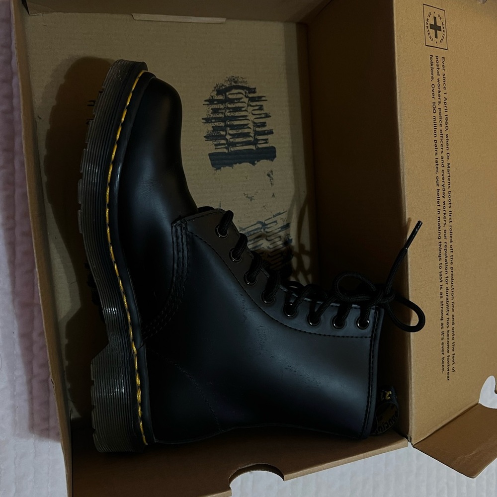 Women Dr. Martens  
1460 NARROW SMOOTH LEATHER LACE UP BOOTS
